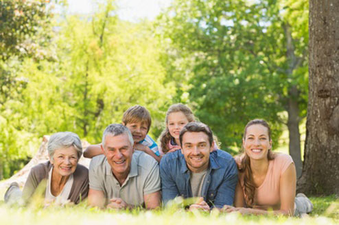 Família feliz após tratamento na clínica